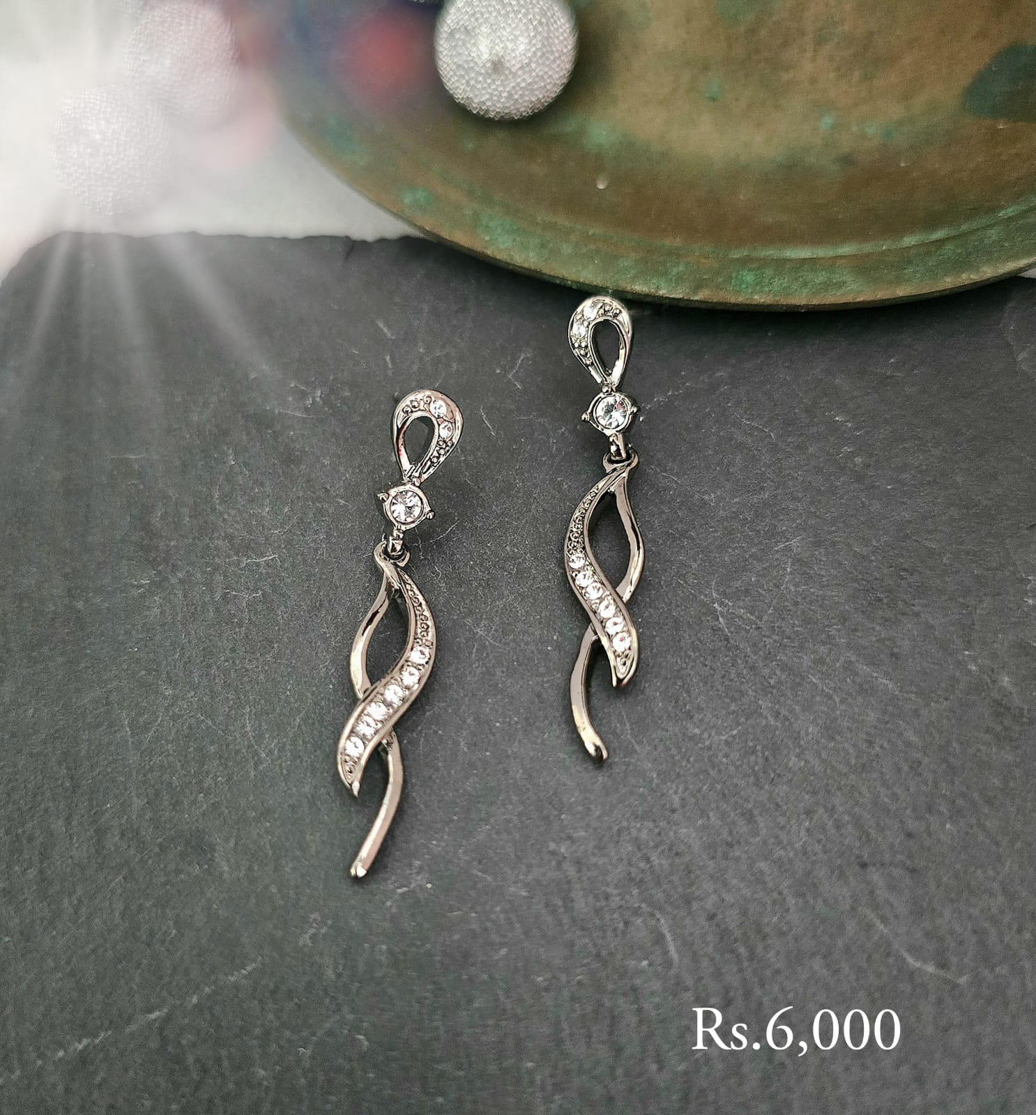 Stone Leaf Twisted Dangle Earring - Image 2