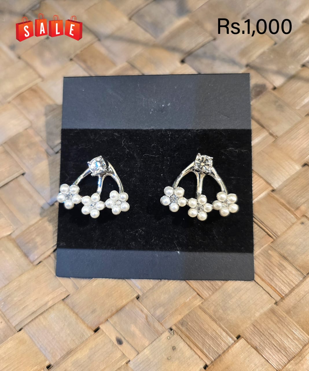 Metal & Pearl Line Silver earring - Image 4