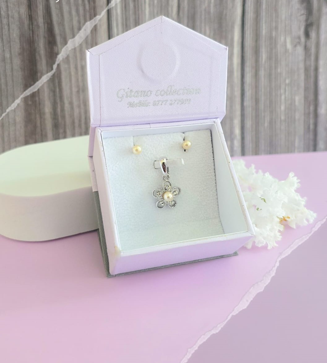 Dainty Pearl Flower Pendant Set