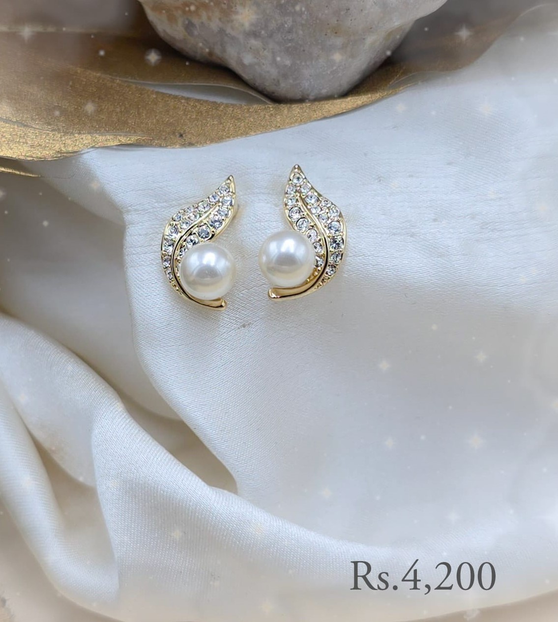 Foliage Pearl Stud Earring - Image 6