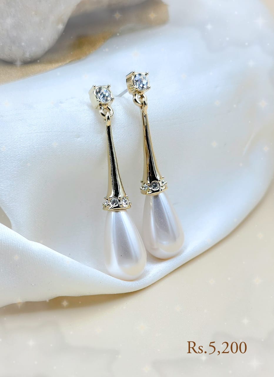 Serene Pearl Teardrop Earring - Image 4