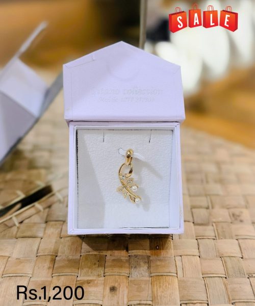 pearl & Stone leaf pendant