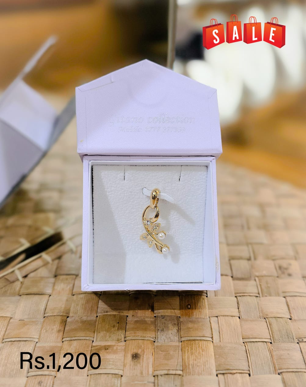 pearl & Stone leaf pendant