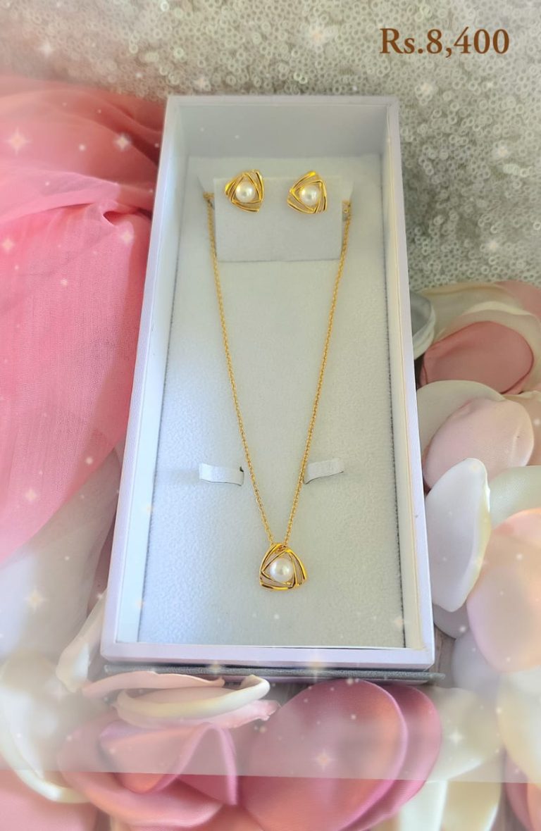 Classic Pearl Necklace Set